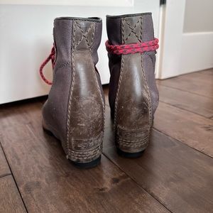 SOREL JOAN OF ARC WEDGE SZ 7